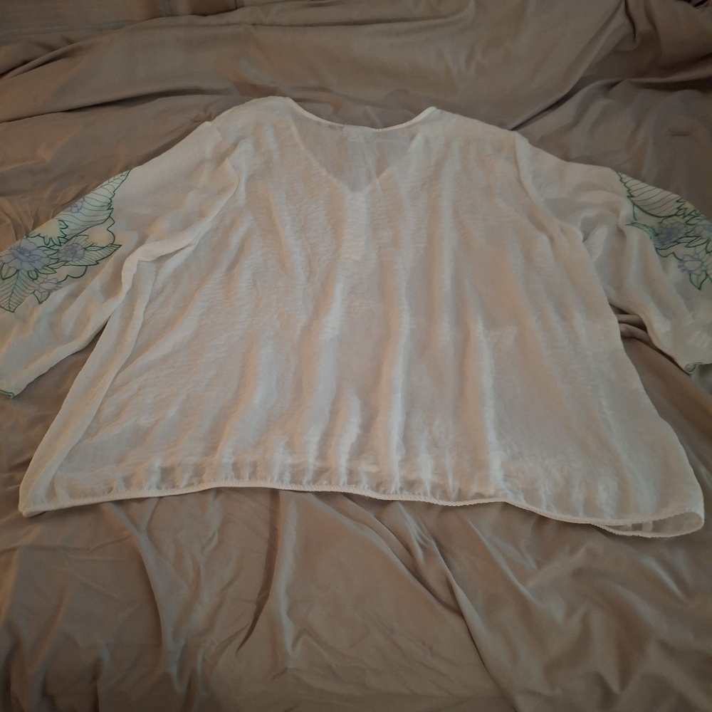 Liz Claiborne White Sheer Floral Women's Top - Picture 7 of 7